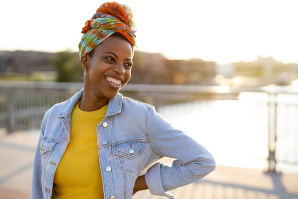 Portrait Jeune Femme Souriante Dans Ville — Photo