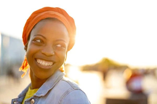 Mujer Joven Sonriente Disfrutando Del Aire Libre Atardecer — Foto de Stock