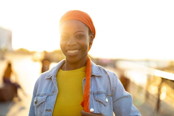 Усміхнена Молода Жінка Насолоджується Свіжому Повітрі Заході Сонця — стокове фото