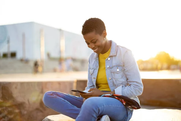 Smiling Young Woman Using Smartphone Outdoors — Stock Photo, Image