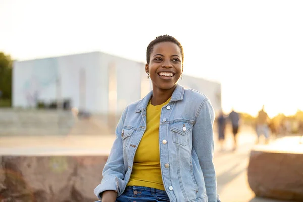 Retrato Una Joven Sonriente Ciudad —  Fotos de Stock