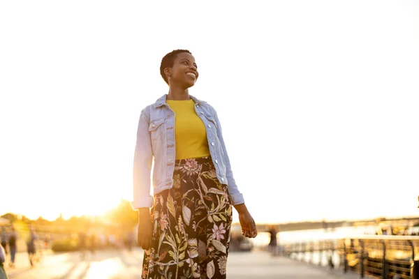 Mujer Joven Sonriente Disfrutando Del Aire Libre Atardecer — Foto de Stock