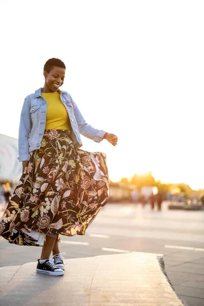 Mujer Joven Sonriente Disfrutando Del Aire Libre Atardecer — Foto de Stock