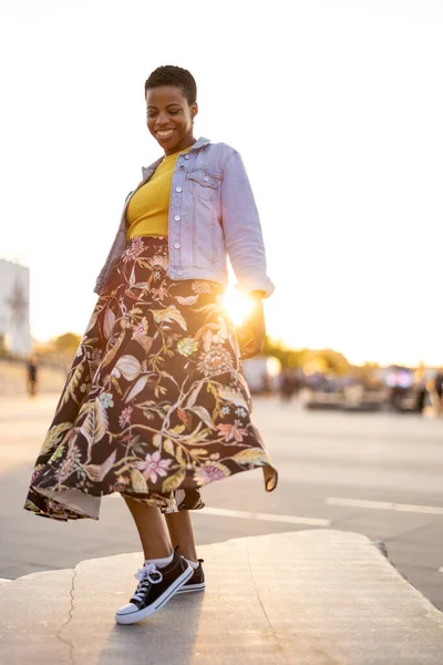 Souriante Jeune Femme Profitant Plein Air Coucher Soleil — Photo