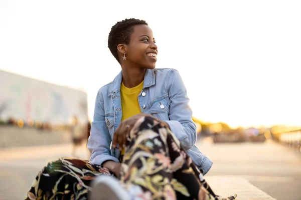 Retrato Una Joven Sonriente Ciudad — Foto de Stock