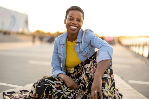 Mujer Joven Sonriente Disfrutando Del Aire Libre Atardecer — Foto de Stock