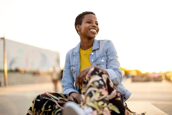 Retrato Una Joven Sonriente Ciudad — Foto de Stock