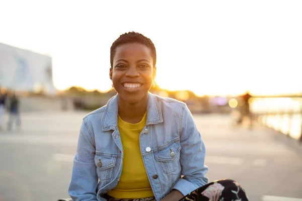 Smiling Young Woman Enjoying Outdoors Sunset — Φωτογραφία Αρχείου