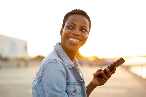 Χαμογελώντας Νεαρή Γυναίκα Χρησιμοποιώντας Smartphone Εξωτερικούς Χώρους — Φωτογραφία Αρχείου