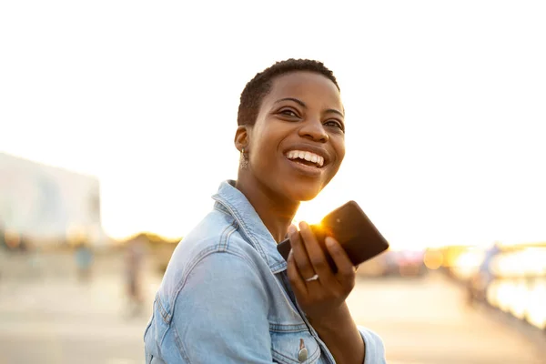 Açık Havada Akıllı Telefon Kullanan Gülümseyen Genç Bir Kadın — Stok fotoğraf