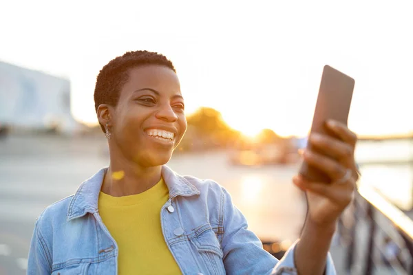 Χαμογελώντας Νεαρή Γυναίκα Χρησιμοποιώντας Smartphone Εξωτερικούς Χώρους — Φωτογραφία Αρχείου