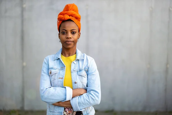 Jovem Mulher Usando Lenço Cabeça Laranja Frente Parede Cinza — Fotografia de Stock