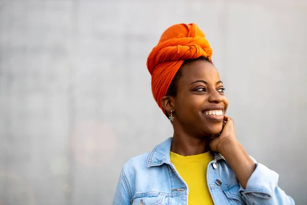 Mulher Bonita Sorrindo Frente Parede Cinza — Fotografia de Stock