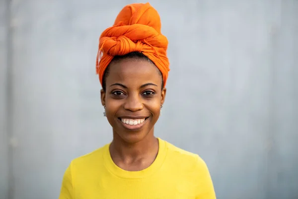 Hermosa Joven Sonriendo Frente Pared Gris — Foto de Stock