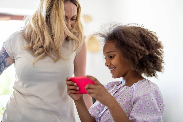 Junges Mädchen Zeigt Ihrer Mutter Etwas Auf Dem Smartphone — Stockfoto