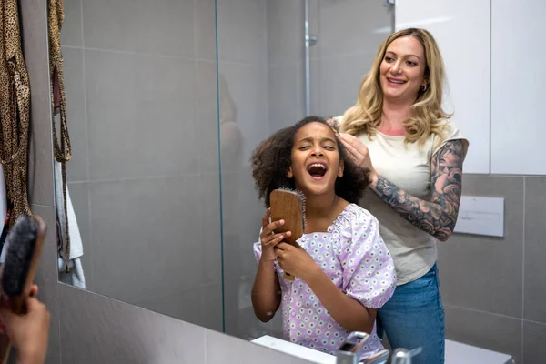 Anne Kızının Saçını Evde Şekillendiriyor — Stok fotoğraf