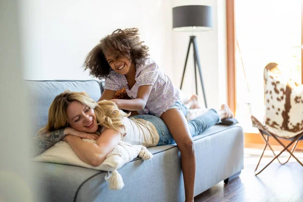 Mutter Und Tochter Haben Gemeinsam Spaß Hause — Stockfoto