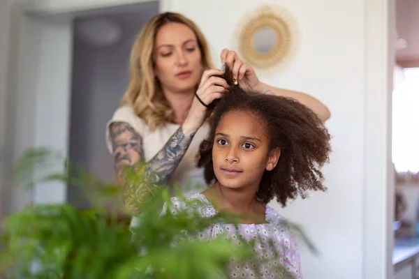 Mère Coiffant Les Cheveux Fille Maison — Photo