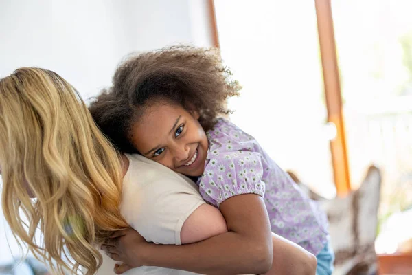 Mãe Filha Divertindo Juntos Casa — Fotografia de Stock