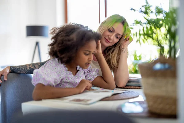 Madre Ayudando Hija Con Tarea —  Fotos de Stock