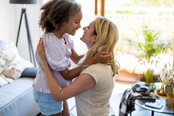 Mãe Filha Abraçando Casa — Fotografia de Stock