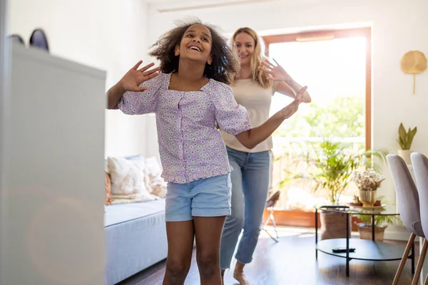 Genç Kız Evde Annesiyle Dans Ediyor — Stok fotoğraf