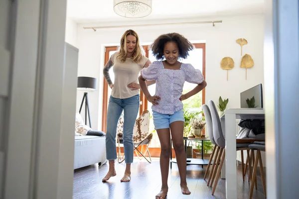 Giovane Ragazza Che Balla Con Sua Madre Casa — Foto Stock