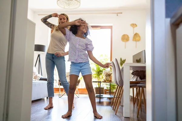 Jong Meisje Dansen Met Haar Moeder Thuis — Stockfoto