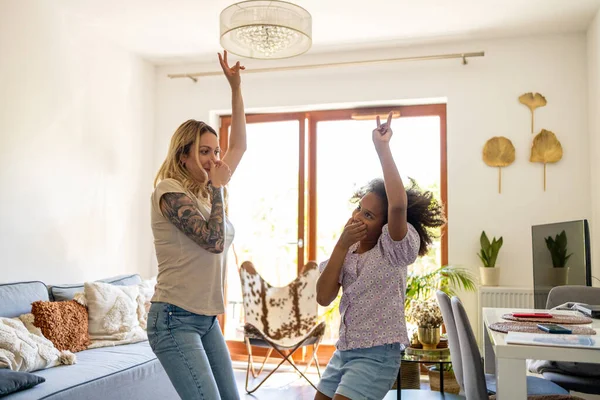 Jong Meisje Dansen Met Haar Moeder Thuis — Stockfoto