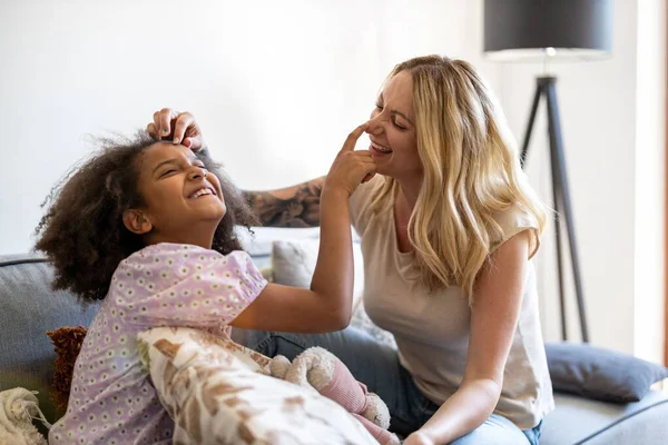 Mãe Filha Divertindo Juntos Casa — Fotografia de Stock