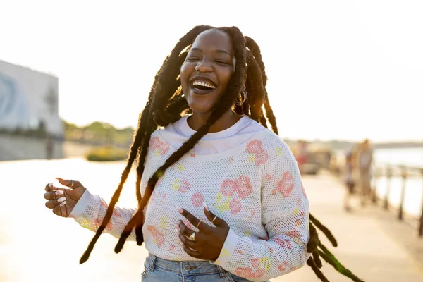 Gelukkig Jong Vrouw Met Dreadlocks Buiten — Stockfoto