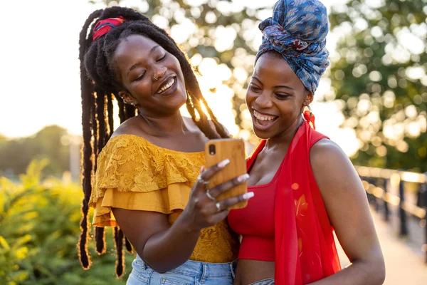 Mujeres Jóvenes Felices Disfrutando Del Aire Libre Atardecer — Foto de Stock