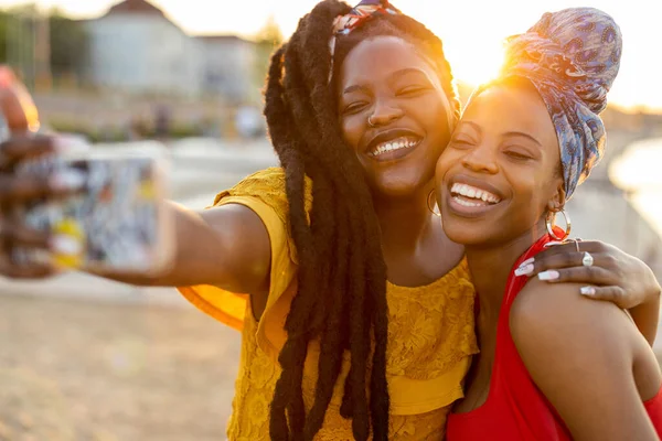 Mujeres Jóvenes Felices Disfrutando Del Aire Libre Atardecer — Foto de Stock