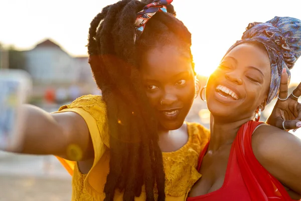 Mutlu Genç Kadınlar Gün Batımında Dışarıda Eğleniyorlar — Stok fotoğraf