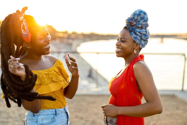 Gelukkige Jonge Vrouwen Genieten Van Het Buitenleven Bij Zonsondergang — Stockfoto