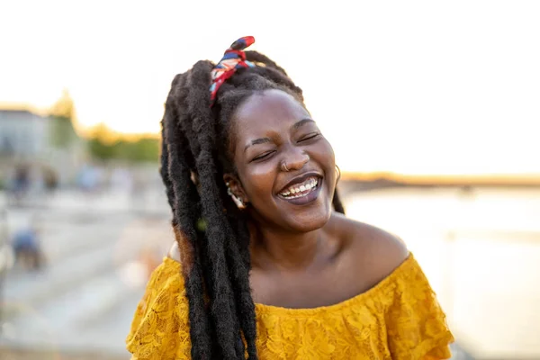 Gelukkig Jong Vrouw Met Dreadlocks Buiten — Stockfoto