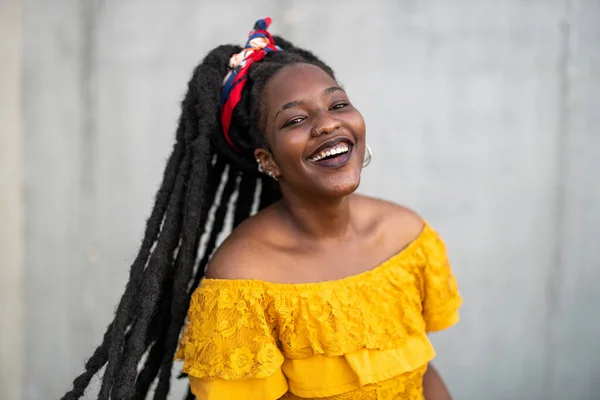 Mulher Bonita Com Dreadlocks Frente Parede Cinza — Fotografia de Stock