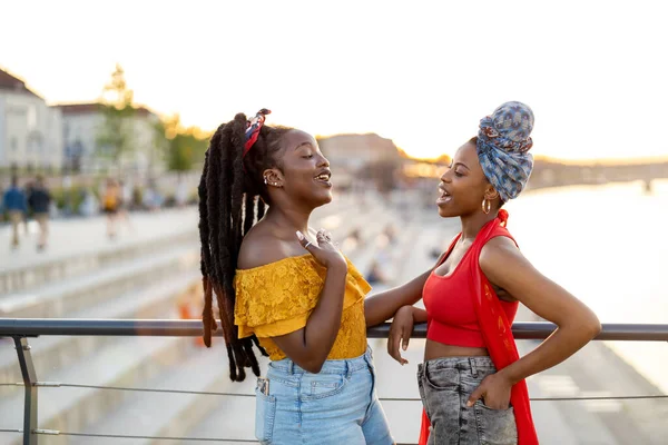 Gelukkige Jonge Vrouwen Genieten Van Het Buitenleven Bij Zonsondergang Stockfoto