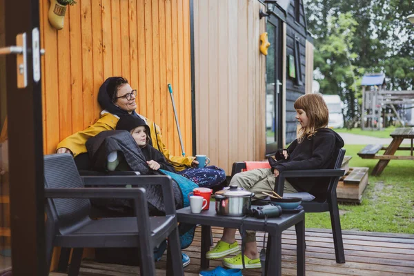 Mãe Crianças Conversando Frente Cabana Madeira Acampamento — Fotografia de Stock