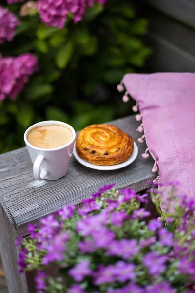 Café Avec Gâteau Dans Jardin — Photo