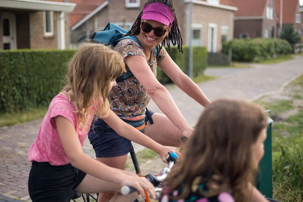 Mama Met Haar Kinderen Fiets — Stockfoto