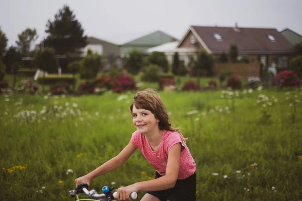 Mała Dziewczynka Rowerze Wsi Holandia — Zdjęcie stockowe