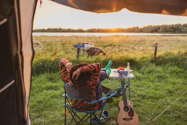 Mulher Relaxando Frente Tenda Durante Pôr Sol — Fotografia de Stock