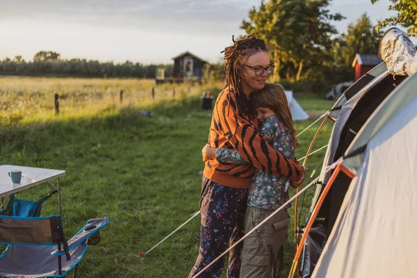 Mãe Filha Abraçando Frente Tenda Acampamento — Fotografia de Stock