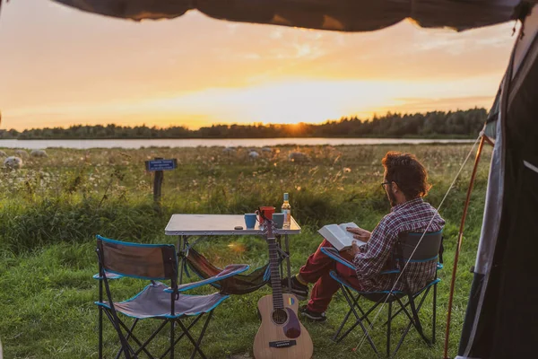 Homem Ler Livro Num Acampamento Vista Uma Tenda — Fotografia de Stock