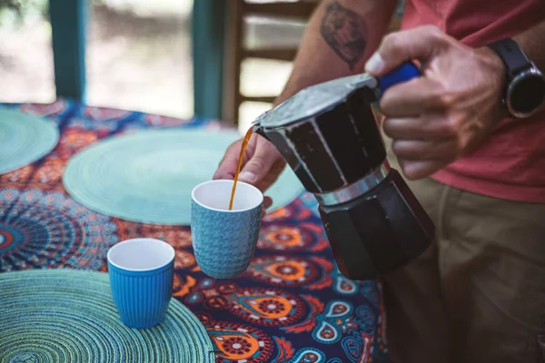 Egy Férfi Kávét Tölt Kávéfőzőből Egy Pohárba — Stock Fotó