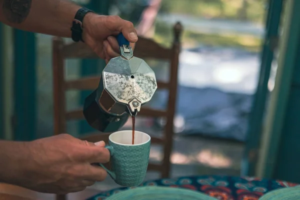 Homem Derramando Café Uma Cafeteira Uma Xícara — Fotografia de Stock