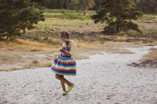 Niña Bailando Prado —  Fotos de Stock