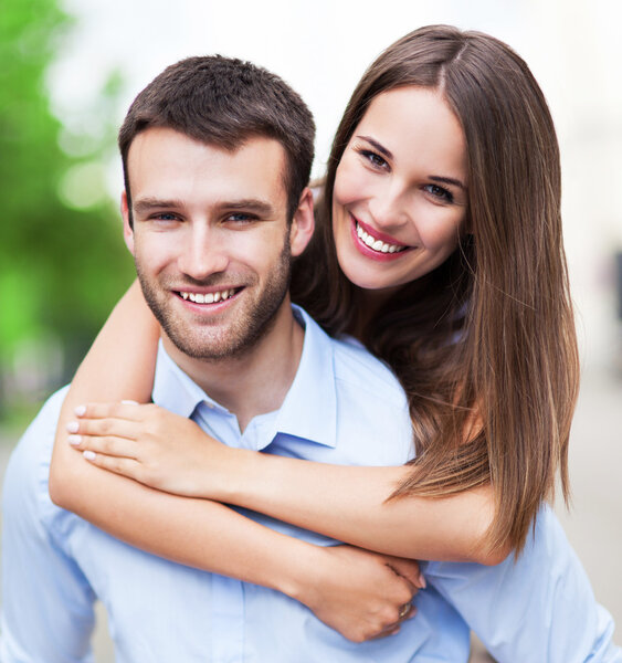 счастливая молодая пара