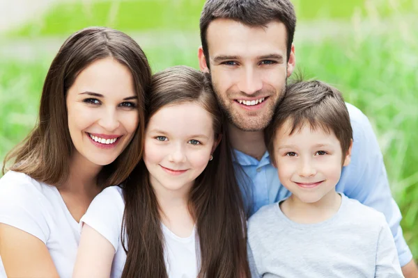 Familia al aire libre — Foto de Stock